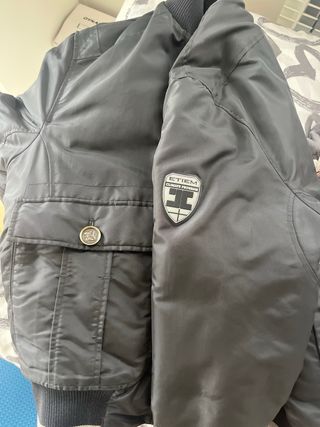 Cazadora de plumas Etiem