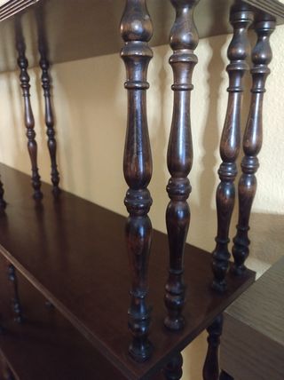 Estantería de madera torneada