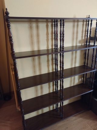 Estantería de madera torneada
