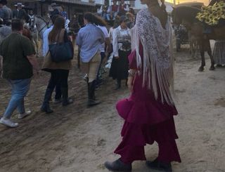 Traje flamenca y mantoncillo.