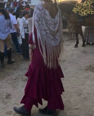 Traje flamenca y mantoncillo.