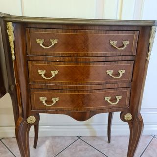 Comodini modello luigi XVI