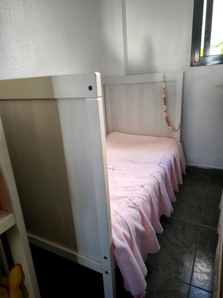 Cuna, cambiador y parque infantil