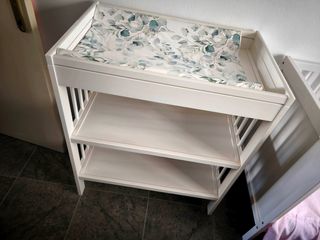 Cuna, cambiador y parque infantil