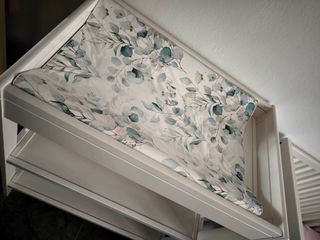 Cuna, cambiador y parque infantil