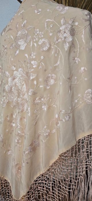 Manton de Manila seda bordada a mano