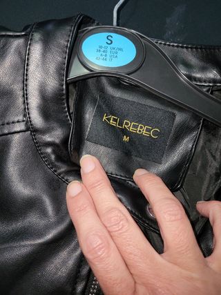 Chaqueta cuero. Con cremallera completa