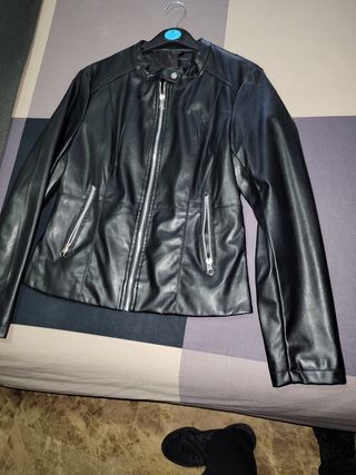 Chaqueta cuero. Con cremallera completa