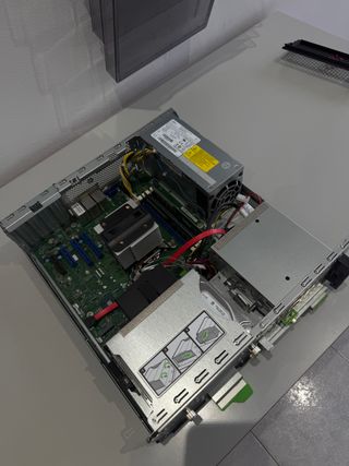 Servidor Fujitsu Primergy T1320M4 Xeon