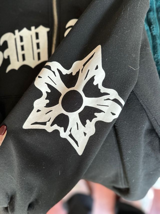 Hoodie oversized preto com letras XS da Shein 