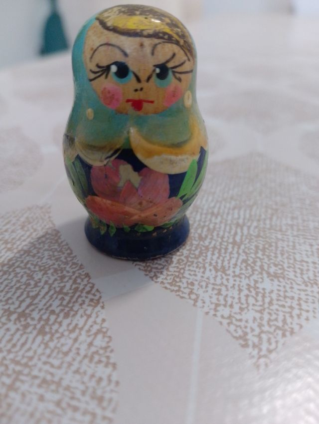 Matrioska in legno decorato a mano