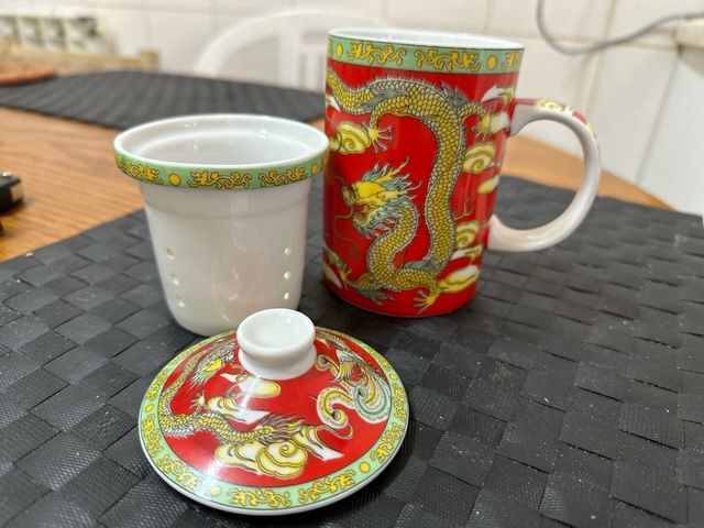 Caneca de chá com filtro e tampa com motivos arte