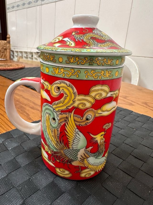 Caneca de chá com filtro e tampa com motivos arte