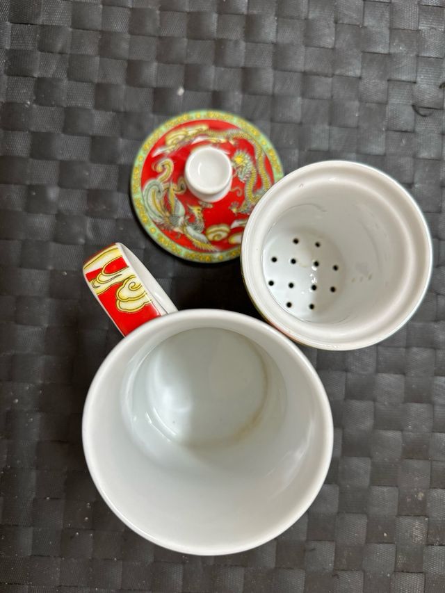 Caneca de chá com filtro e tampa com motivos arte