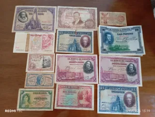 Billetes y monedas algunas bañadas en oro.