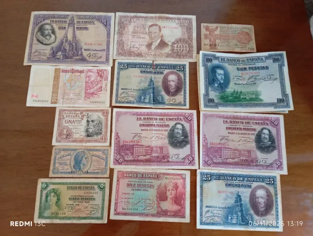 Billetes y monedas algunas bañadas en oro.
