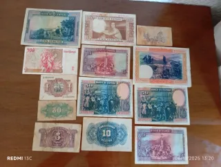 Billetes y monedas algunas bañadas en oro.