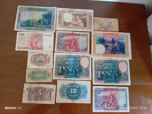 Billetes y monedas algunas bañadas en oro.