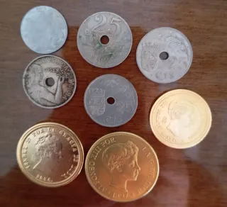 Billetes y monedas algunas bañadas en oro.