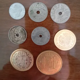 Billetes y monedas algunas bañadas en oro.