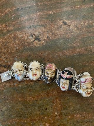 Pulsera plata con botones siete dioses
