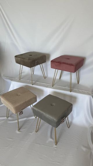 Pouf in velluto con gambe oro