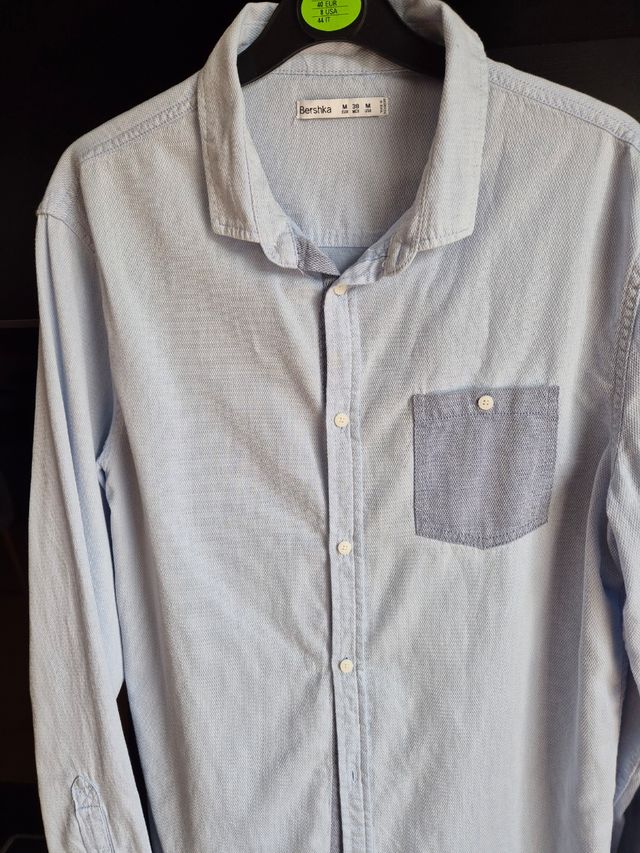 Camisa de Bershka.