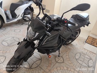 Moto eléctrica , cargador de enchufe de casa