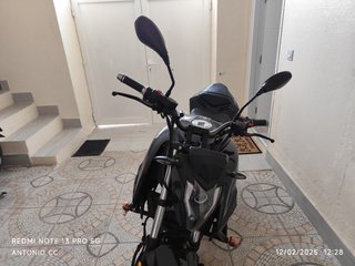 Moto eléctrica , cargador de enchufe de casa