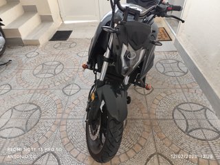 Moto eléctrica , cargador de enchufe de casa