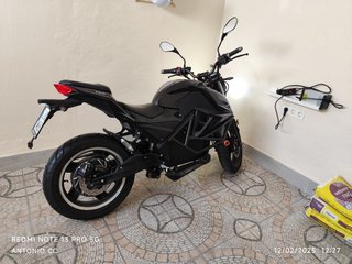 Moto eléctrica , cargador de enchufe de casa