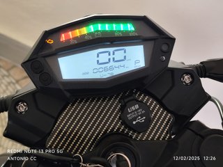Moto eléctrica , cargador de enchufe de casa