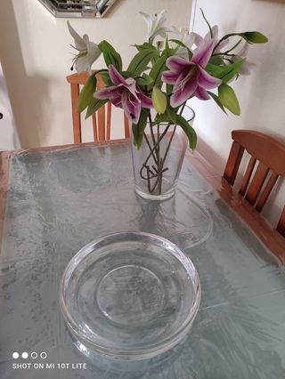 Mesa y cuatro sillas