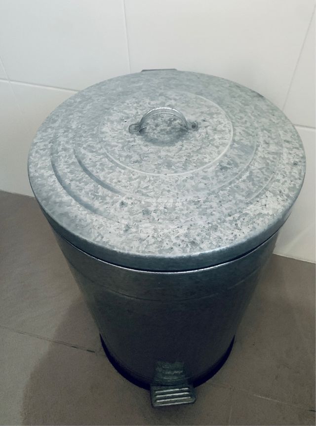 Cubo metalico grande con tapa y pedal para abrir