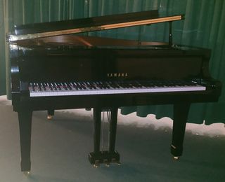 Piano de cola YAMAHA C2