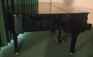 Piano de cola YAMAHA C2