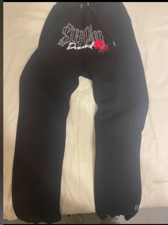 Pantalones supply demand