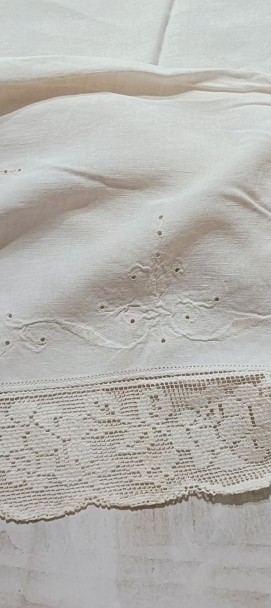 Tenda antica ricamata con anelli