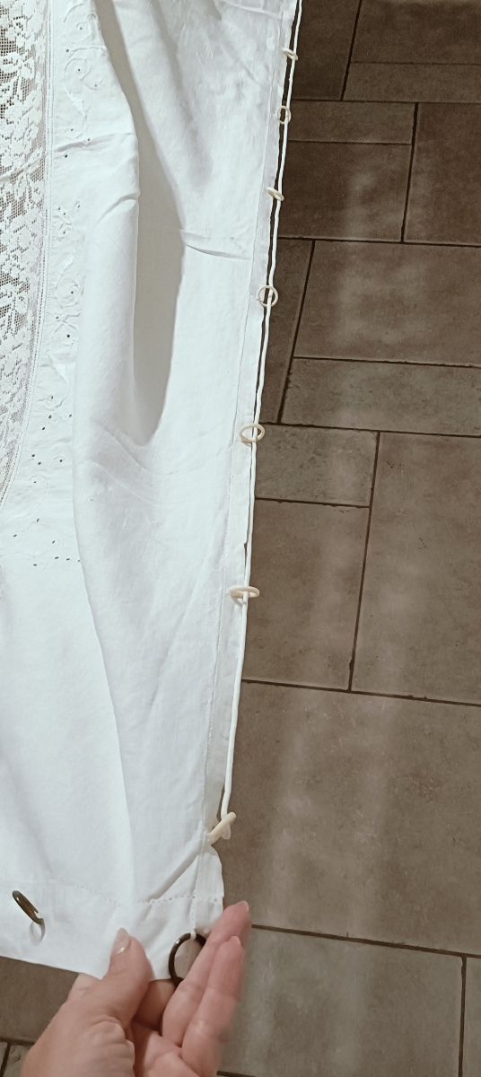 Tenda antica ricamata con anelli