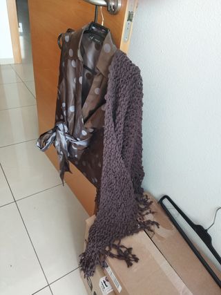 Traje marrón con lunares 
