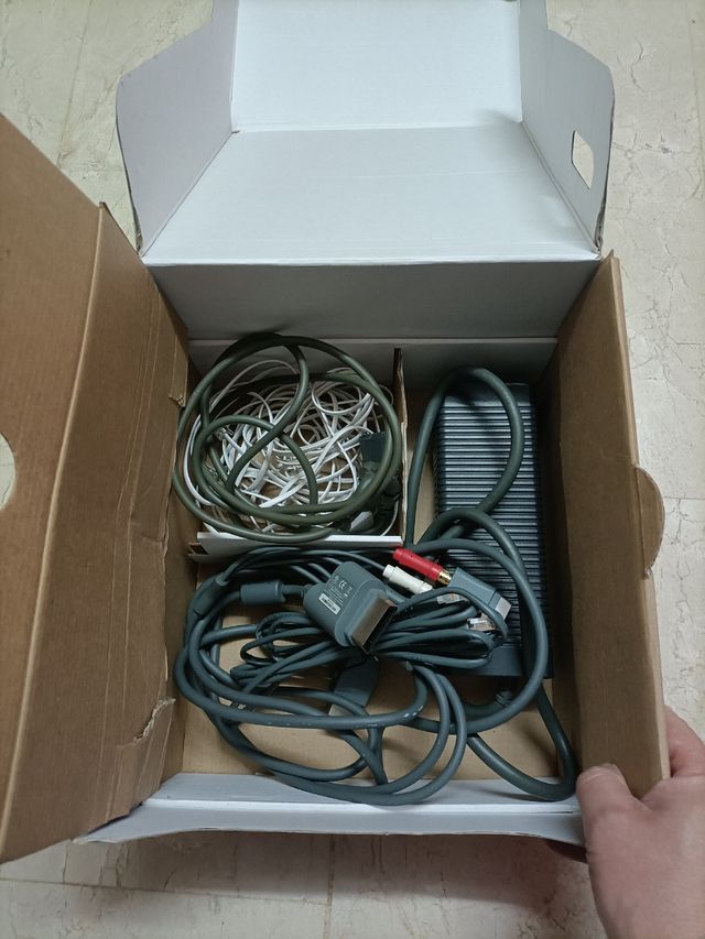 Caixa XBOX360, acessórios e brochuras