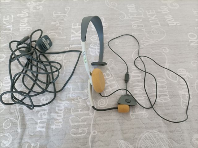 Caixa XBOX360, acessórios e brochuras