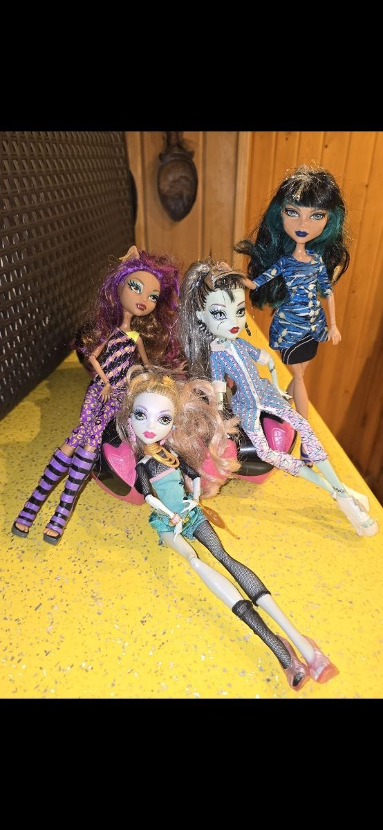 LOTE DE 6 MONSTER HIGH Y UN COCHE