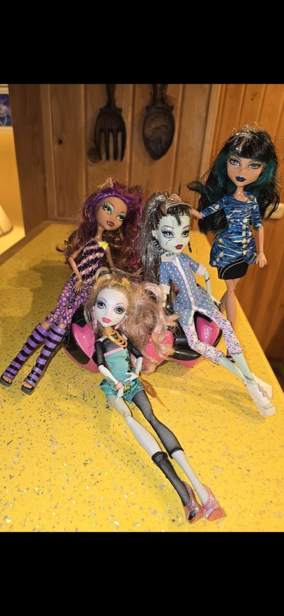 LOTE DE 6 MONSTER HIGH Y UN COCHE