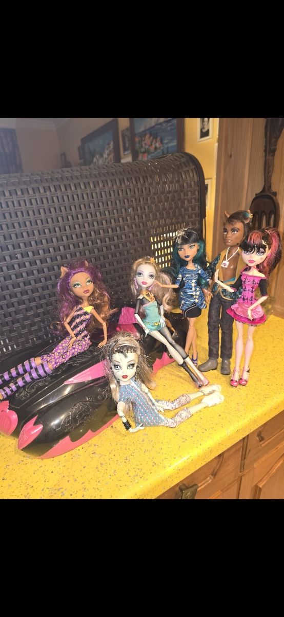 LOTE DE 6 MONSTER HIGH Y UN COCHE