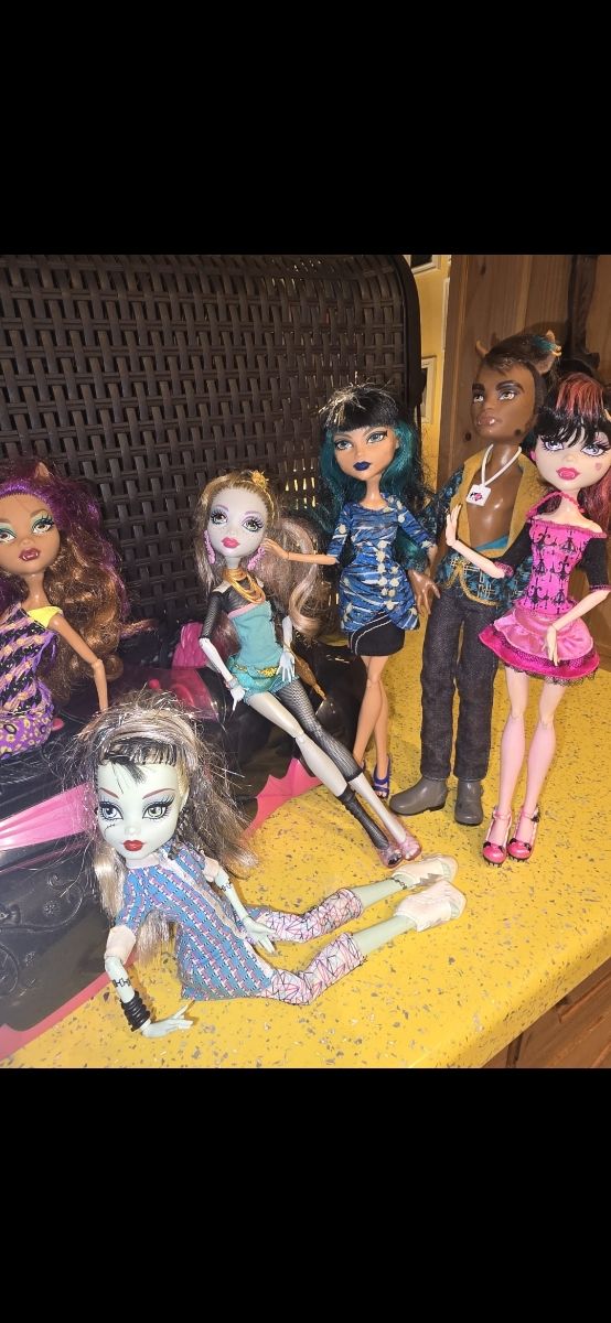LOTE DE 6 MONSTER HIGH Y UN COCHE