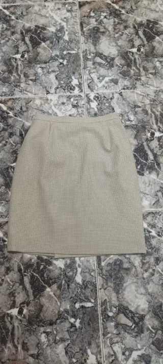 Traje de falda verde clarito, estilo pata de gallo