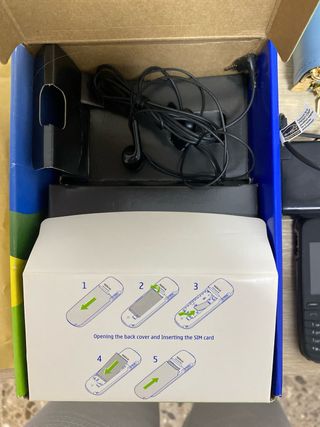 Móvil nokia antiguo con caja y cargador