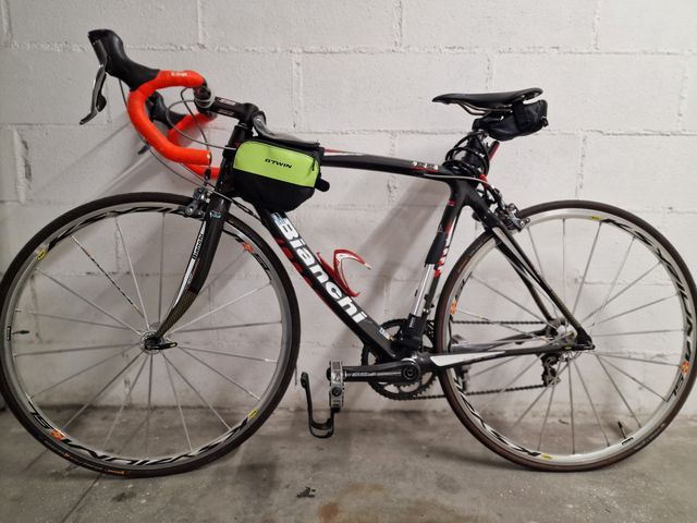 Bicicletta bianchi corsa interamente carbonio