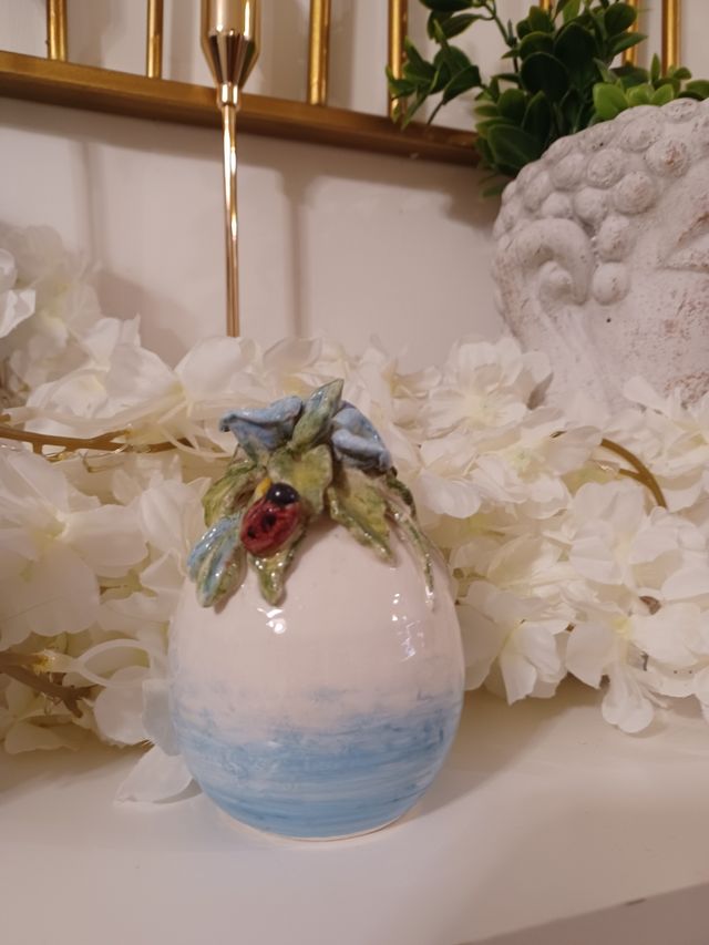 Decorazione uovo pasquale in ceramica